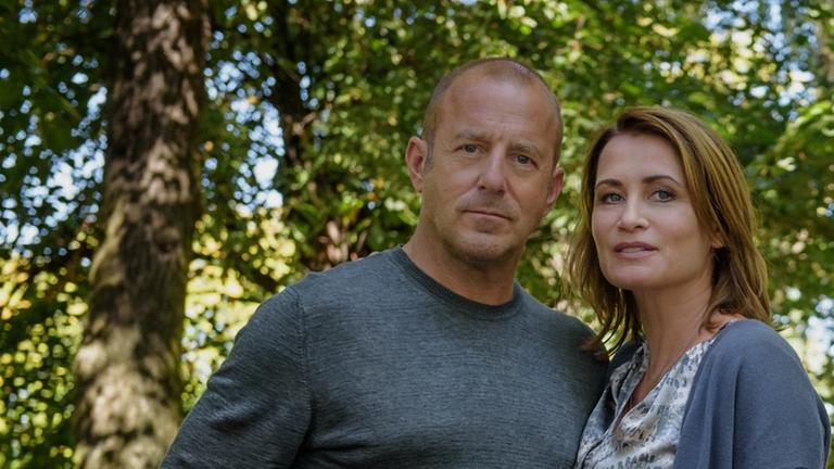 "Angst / Drehstartfoto": Randolph Tiefenthaler (Heino Ferch), Rebecca Tiefenthaler  (Anja Kling) und Dieter Tiberius (Udo Samel) laufen nebeneinander her.