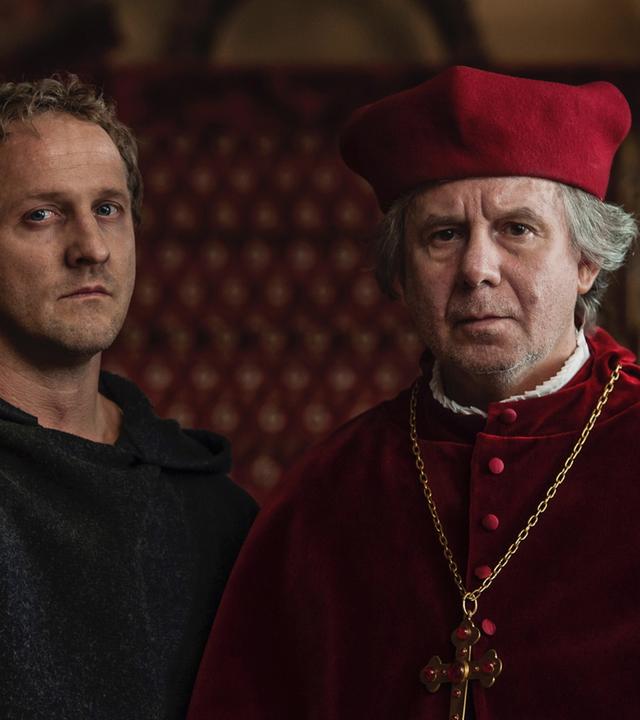  Drehstart; Himmel und Hölle: Martin Luther (Maximilian Brückner) und Albrecht von Brandenburg (Joachim Król)