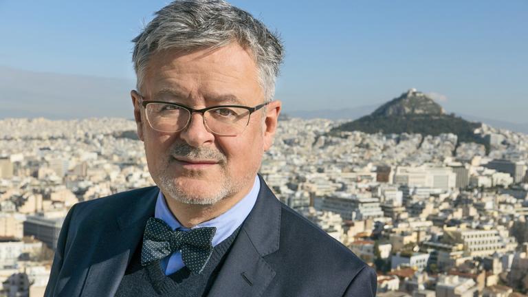"Terra X: Die Europa-Saga: Woher wir kommen - wer wir sind": Sir Christopher Clark in Nahaufnahme. Im Hintergrund ist die Akropolis in Athen zu sehen.