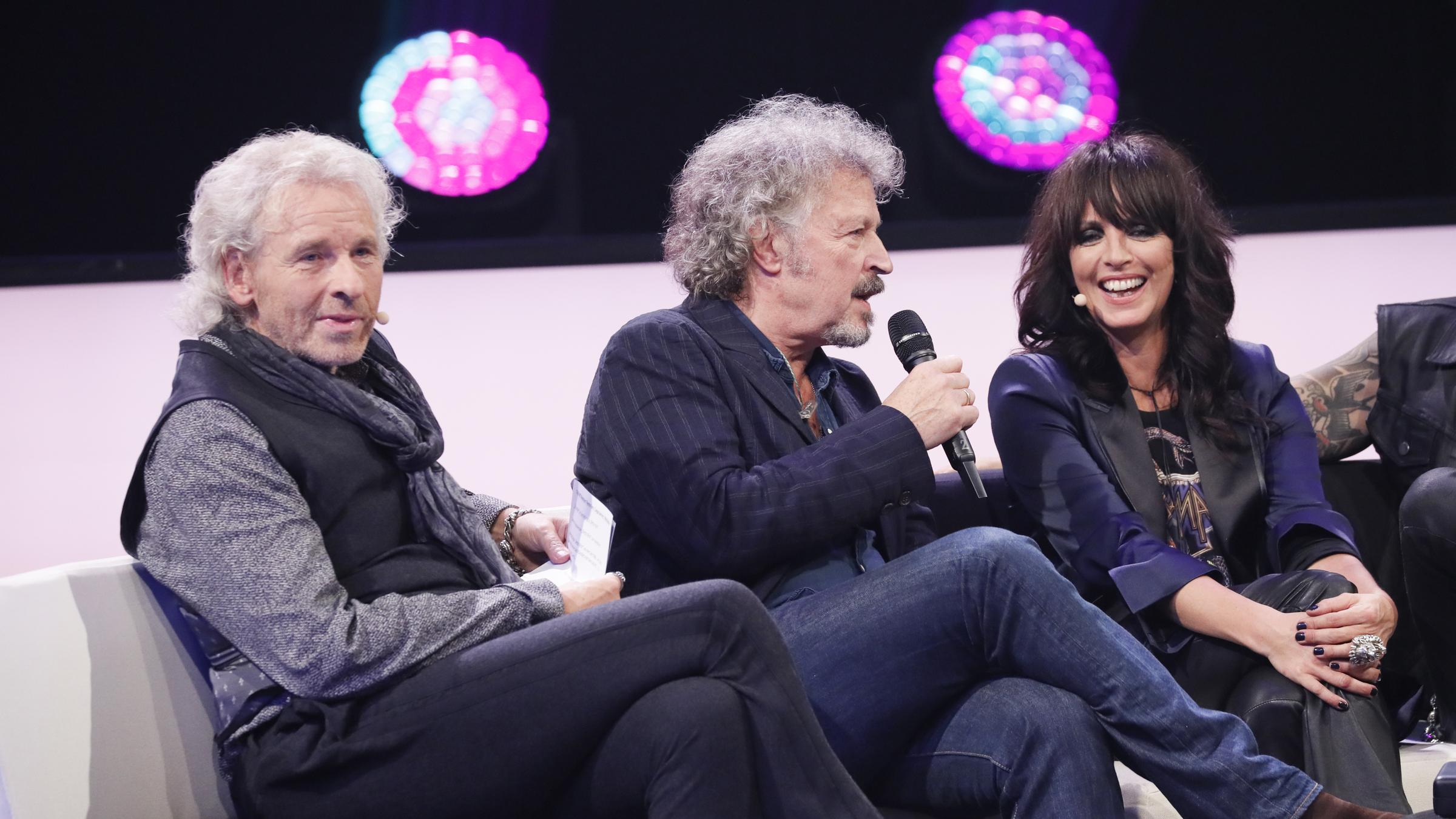 "NENA - Nichts versäumt": Thomas Gottschalk, Wolfgang Niedecken, Nena sitzen auf der Couch. Niedecken spricht in ein Mikrofon und ist dabei Nena zugewandt, die lächelt.