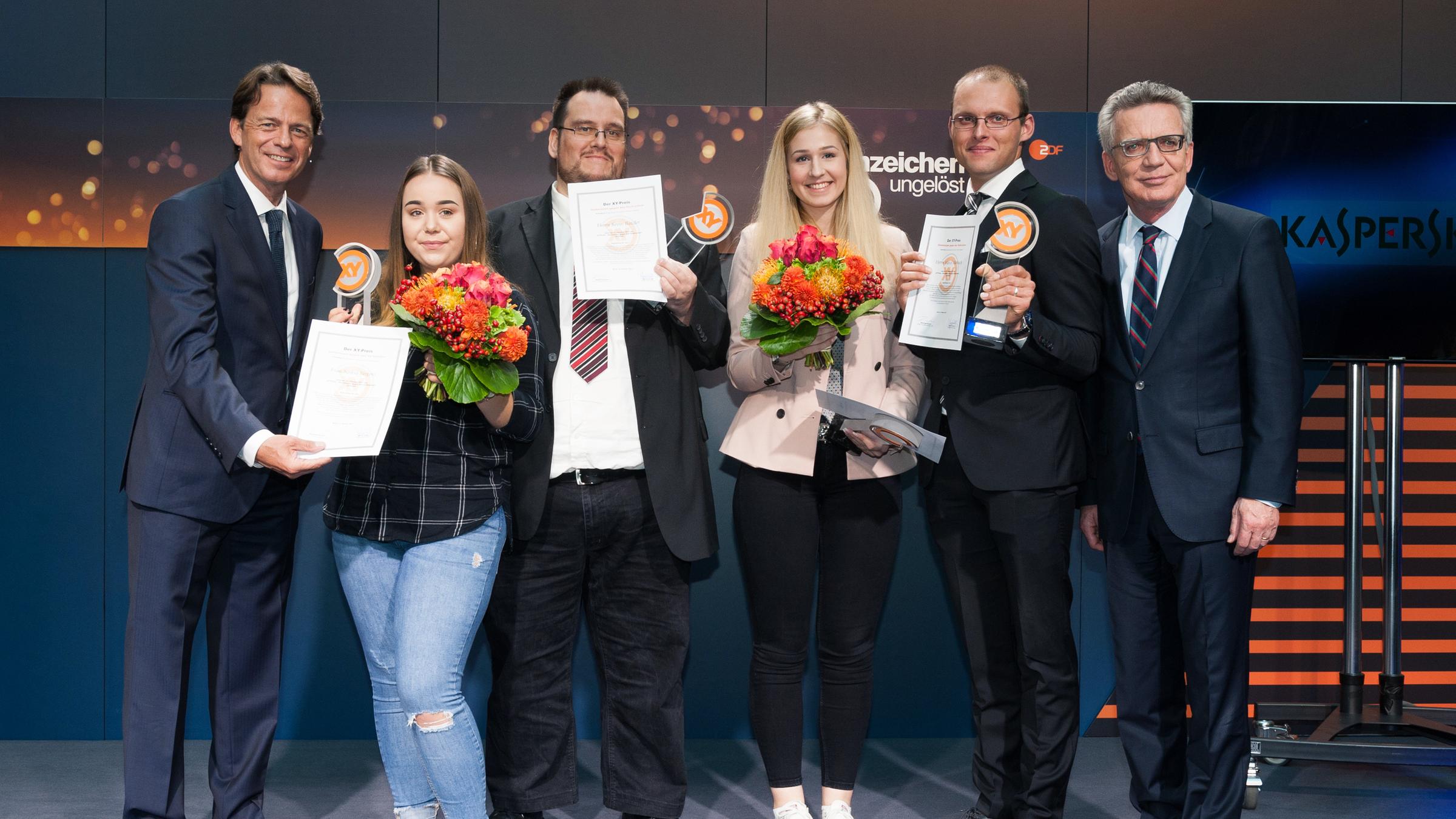 "Aktenzeichen XY ... ungelöst - XY-Preis 2017": Rudi Cerne, Saskia Jürgens, Marcel Märkisch, Marie-Isabel Kirmes, Kevin Batzler, Thomas de Maiziére