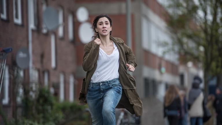 Bruder - Schwarze Macht: Sibel (Sibel Kekilli) rennt auf dem Gehweg