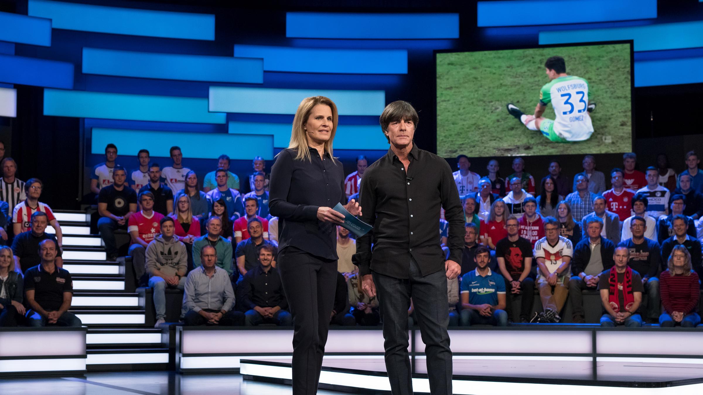 "das aktuelle sportstudio": Katrin Mueller-Hohenstein mit Joachim Löw im Studio.