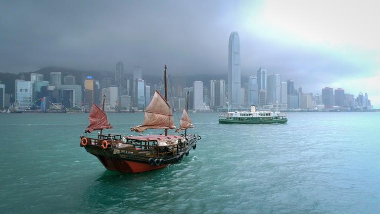 "Terra X: Zeitreise - Die Welt im Jahr 1800": Ein historisches und ein modernes Schiff auf einem Fluss. Im Hintergrund die Skyline einer Großstadt.