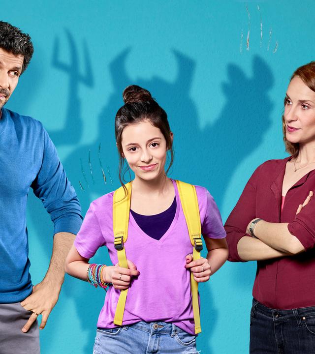 Jan Maybacher (Pasquale Aleardi), Carla Maybacher, (Mia Kasalo), Sara Maybacher (Chiara Schoras) stehen vor einer blauen Wand. Im Hingrund sieht man den Schatten eines Monsters.