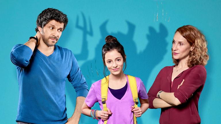 Jan Maybacher (Pasquale Aleardi), Carla Maybacher, (Mia Kasalo), Sara Maybacher (Chiara Schoras) stehen vor einer blauen Wand. Im Hingrund sieht man den Schatten eines Monsters.
