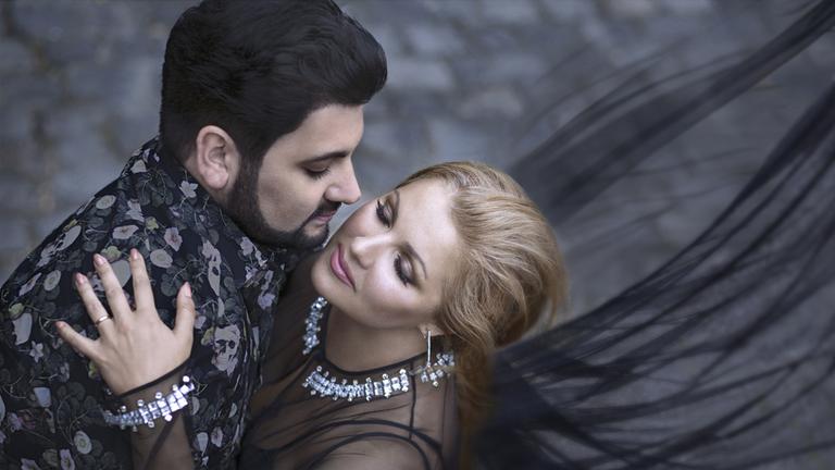 "Anna Netrebko in der Waldbühne": Sopranistin Anna Netrebko und der Tenor Yusif Eyvazov umarmen sich auf der Bühne.