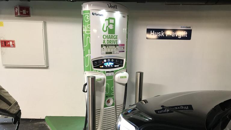 "planet e.: Risiko Elektroauto - Stromnetz am Limit?": Auto vor einem Schnelllader. 