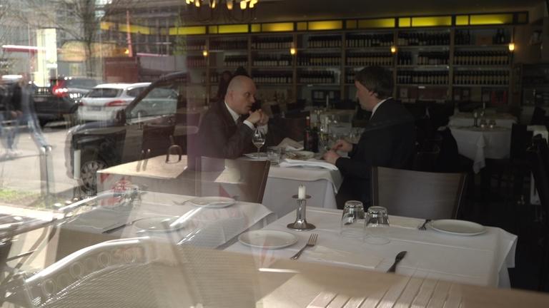 "Die unsichtbare Macht - Lobby-Republik Deutschland": Lobbyist und Politiker beim vertraulichen Plausch im schicken Restaurant.