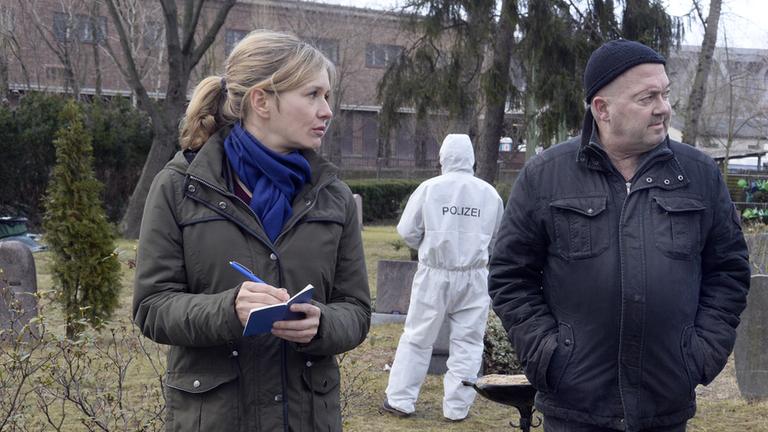 "Ein starkes Team – Gestorben wird immer“: Linett (Stefanie Stappenbeck), Otto (Florian Martens) und Sebastian (Matthi Faust) auf dem Friedhof.