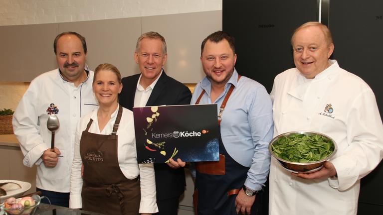 "Kerners Köche": Stehen nebeneinander: Johann Lafer, Cornelia Poletto, Johannes B. Kerner, Sebastian Lege und Alfons Schubeck