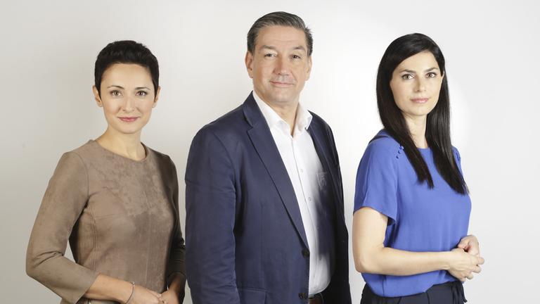 "Forum am Freitag": Nazan Gökdemir, Abdul-Ahmad Rashid und Dilek Üsük stehen nebeneinander und schauen in die Kamera.