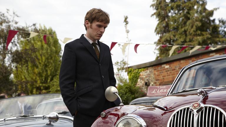 "Der junge Inspektor Morse - Ein Gedicht": Endeavour Morse (Shaun Evans) sieht sich ein Auto näher an.