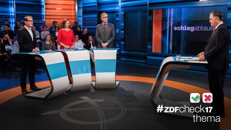 "Schlagabtausch - Der TV-Dreikampf von Linken, Grünen und CSU": Alexander Dobrindt (CSU), Katrin Göring-Eckardt (Die Grünen),  Dietmar Bartsch (Die Linke) stehen - jeder hinter einem Stehpult - Matthias Fornoff gegenüber.