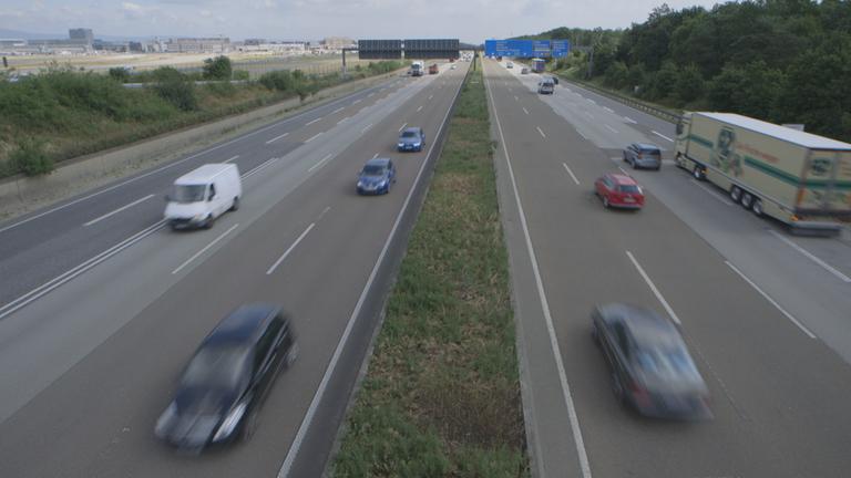 "Tabu Tempolimit": Autobahn A5 von einer Brücke aus gesehen