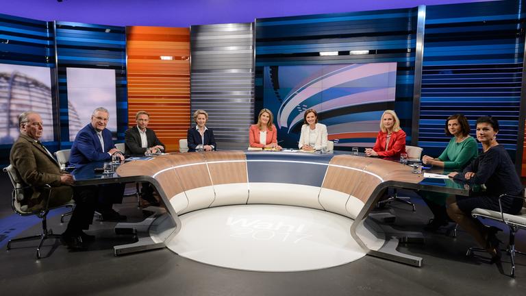 „Wahl 2017: Die Schlussrunde“ (Sendung vom 21.09.2017): Alexander Gauland (AfD), Joachim Herrmann (CSU), Christian Lindner (FDP), Ursula von der Leyen (CDU), die Moderatorinnen Tina Hassel und Bettina Schausten, Manuela Schwesig (SPD), Katrin Göring-Eckardt (Bündnis 90/Die Grünen), Sahra Wagenknecht (DIE LINKE)