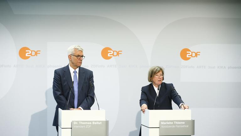 Pressekonferenz ZDF-Fernsehratssitzung 29.9.2017: ZDF-Intendant Dr. Thomas Bellut und Fernsehratsvorsitzende Marlehn Thieme stehen an ihren Pulten. 