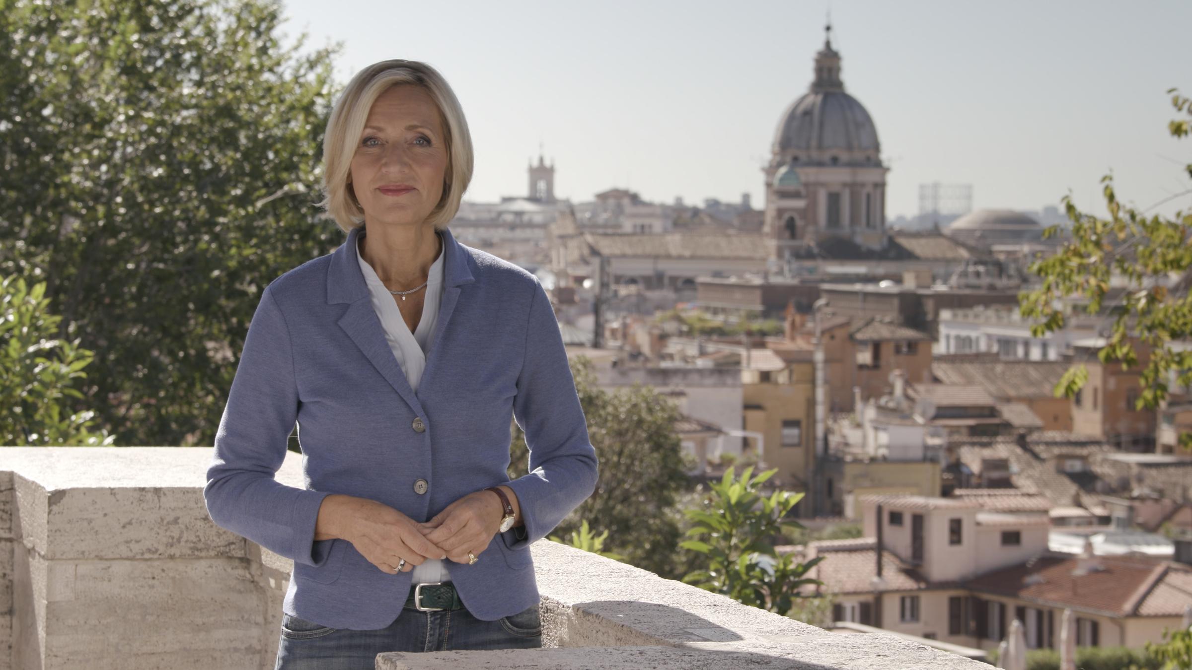 "10 Fakten zum Christentum - Mit Petra Gerster": Petras Gerster auf der Terrazza del Pincio mit Aussicht über die Dächer von Rom.