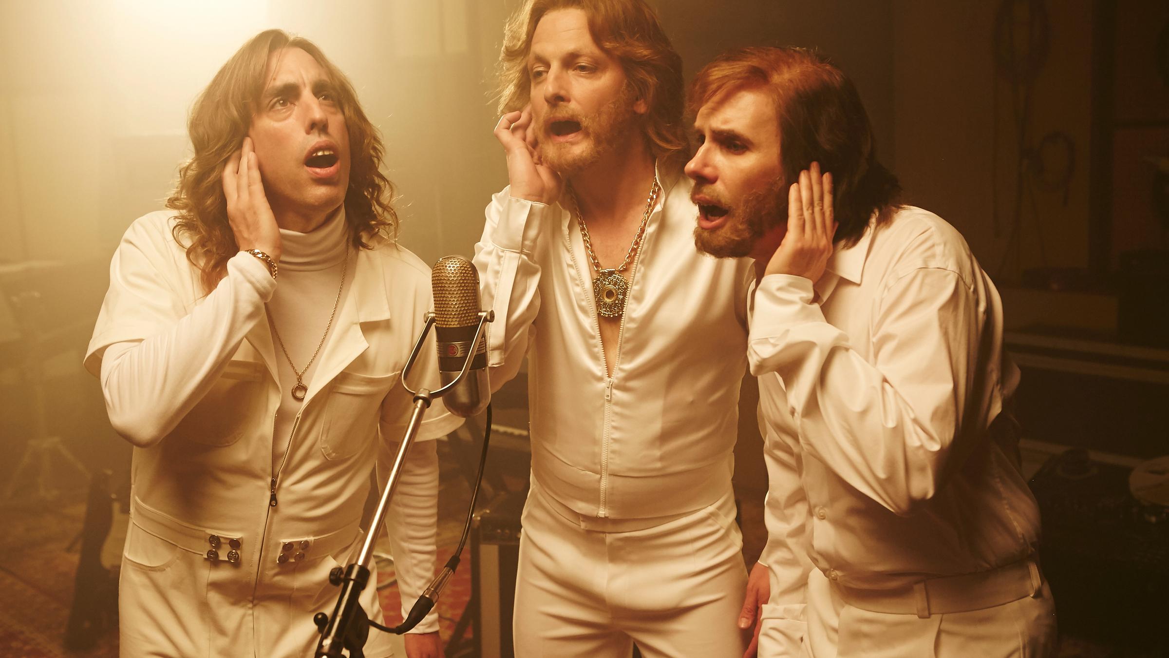 "Sketch History - Neues von gestern": Die Bee Gees (Alexander Schubert, Holger Stockhaus und Carsten Strauch), ganz in weiß gekleidet, singen im Aufnahmestudio in ein gemeinsames Mikrofon.
