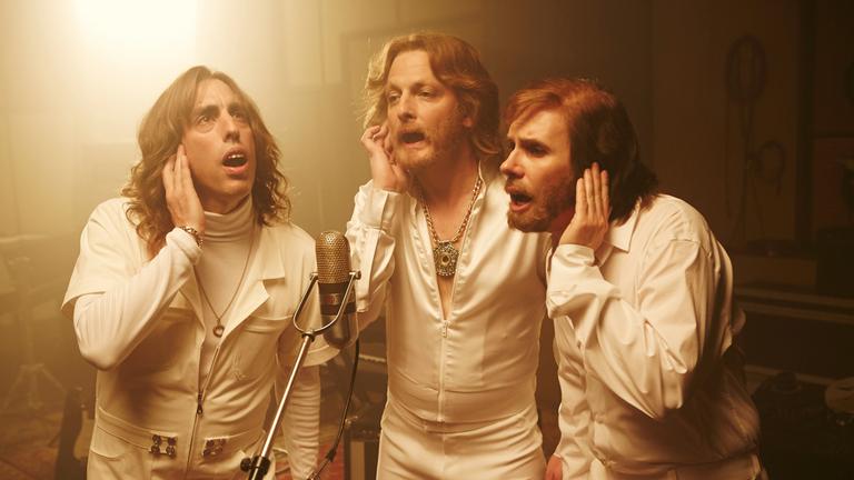 "Sketch History - Neues von gestern": Die Bee Gees (Alexander Schubert, Holger Stockhaus und Carsten Strauch), ganz in weiß gekleidet, singen im Aufnahmestudio in ein gemeinsames Mikrofon.
