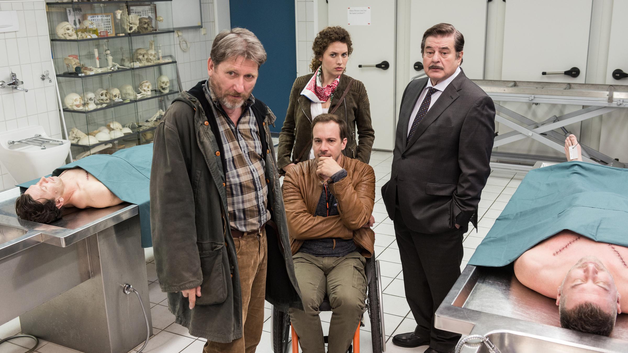 „Die Toten von Salzburg – Zeugenmord“: Hubert Mur (Michael Fitz), Major Peter Palfinger (Florian Teichtmeister), Irene Russmeyer (Fanny Krausz) und Hofrat Alfons Seywald (Erwin Steinhauer) zwischen Leichen in der Gerichtsmedizin.