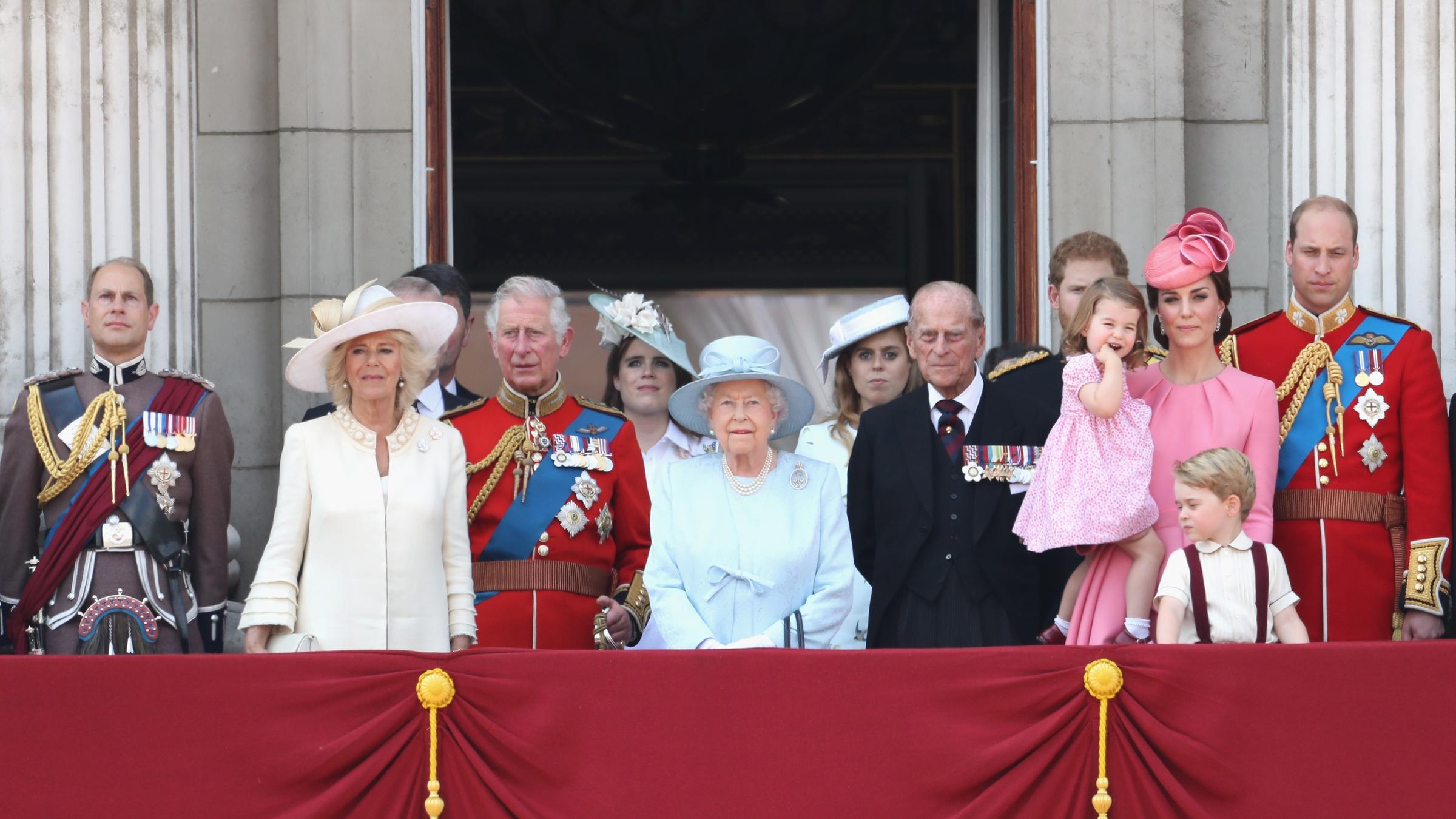 "ZDFzeit: Kronen, Krise und Skandale - Die Überlebensstrategien der Royals": Auf dem Balkon des Buckingham Palasts in London stehen Prinz Edward, Camilla Herzogin von Cornwall, Prinz Charles, Prinzessin Eugenie von York, Queen Elizabeth II, Prinzessin Beatrice von York, Prinz Philip, Prinz Harry, Prinzessin Charlotte von Cambridge, Catherine Herzogin von Cambridge, Prinz George von Cambridge und Prinz William nebeneinander.