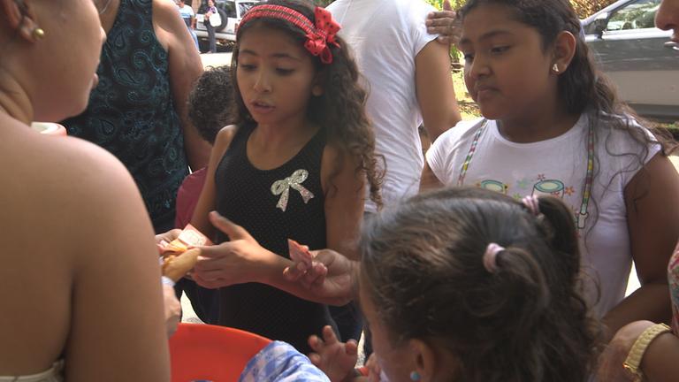 "Eine faire Welt - nur Utopie?" - Zwei Mädchen aus Costa Rica beim Einkauf auf Markt.