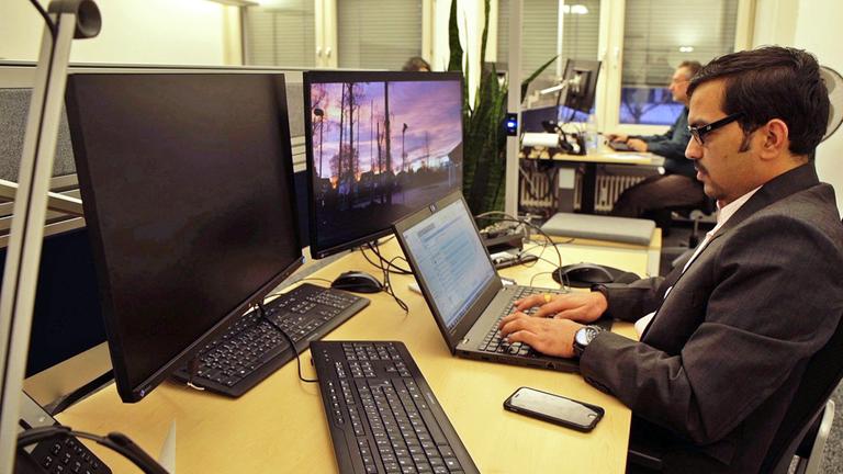 "ZDFzoom: Ausländer rein? Der Streit ums Einwanderungsgesetz": Der Inder Rohit Parsai sitzt tippend an einem Laptop in einem Büro.