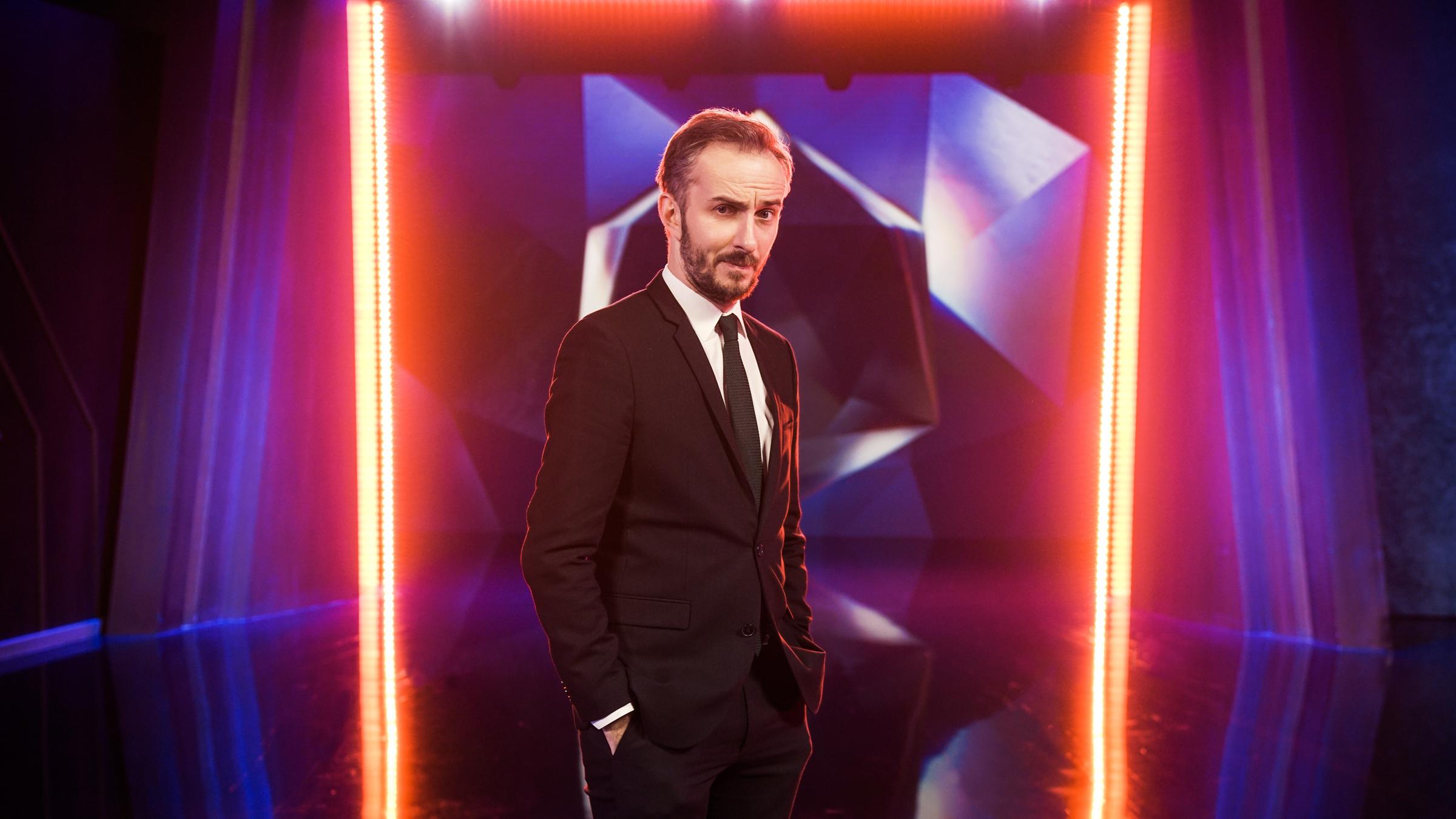"Lass dich überwachen! Die PRISM IS A DANCER Show": Jan Böhmermann im Studio.