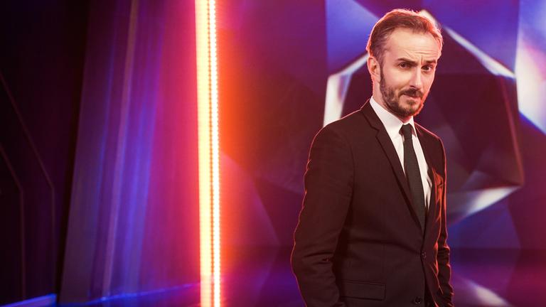 "Lass dich überwachen! Die PRISM IS A DANCER Show": Jan Böhmermann im Studio.