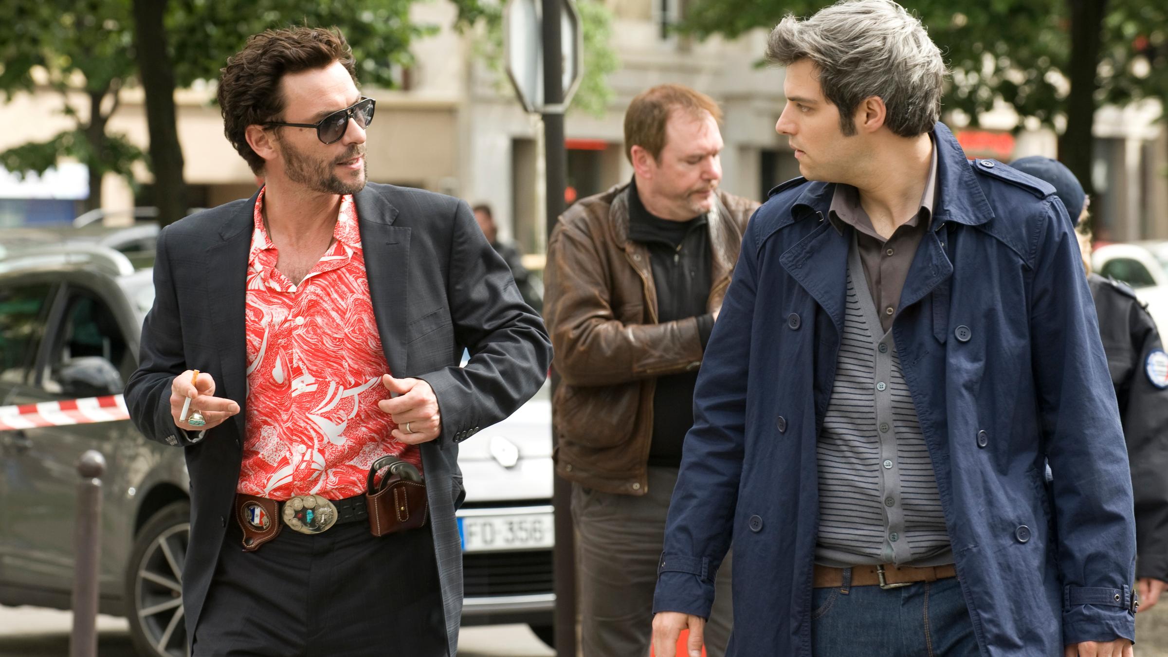 "Falco: Ein neuer Anfang": Falco (Sagamore Stévenin) und Romain Chevalier (Clément Manuel) laufen sich unterhaltend nebeneinander her.