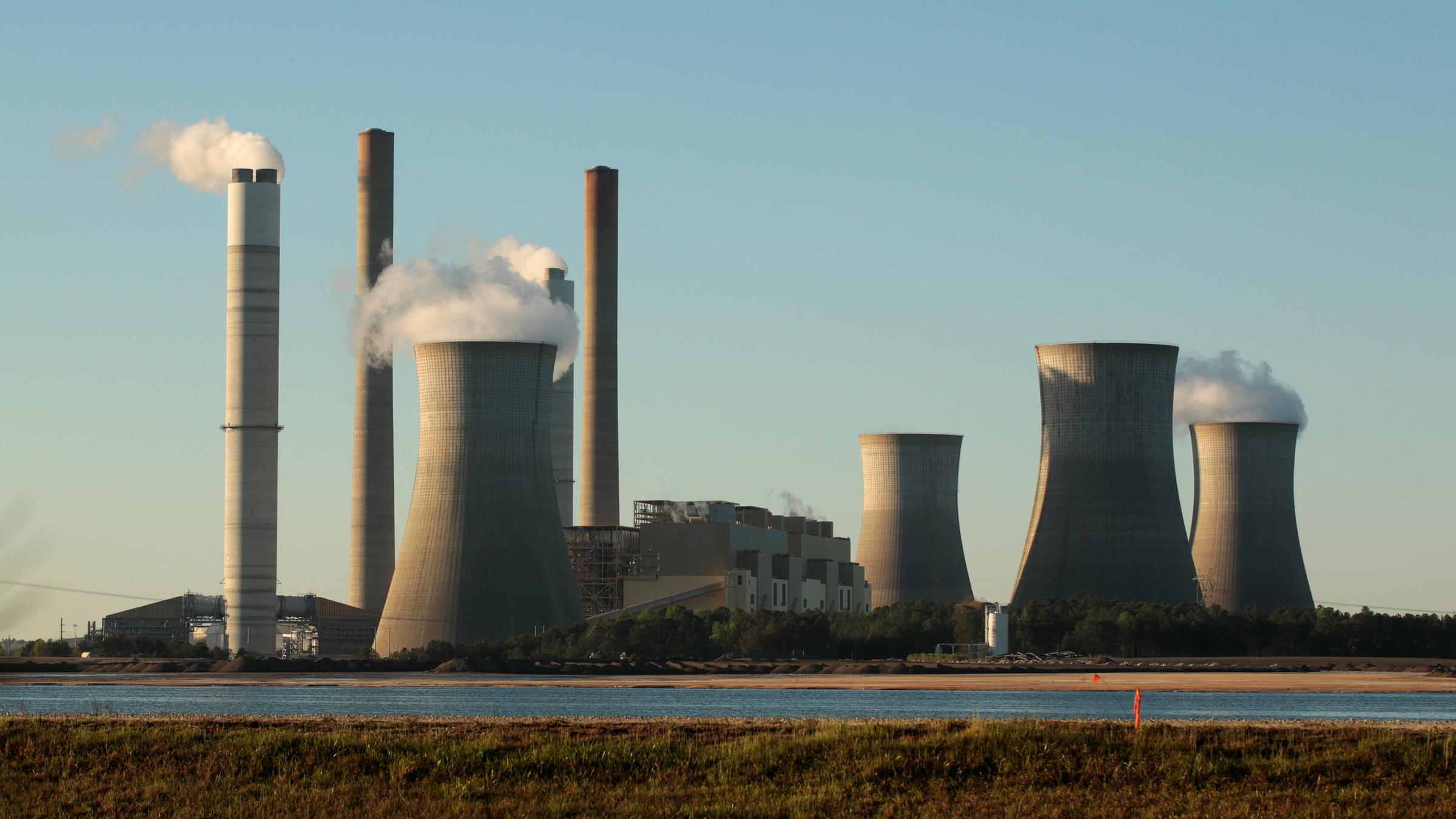 "Trumps Klima-Krieg - Amerikas neue Umweltpolitik": Blick über einen Fluss auf das Kohlekraftwerk Robert W Scherer Power Plant in Juliette, Georgia.