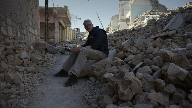 "Die Terrormiliz - Der Aufstieg des IS": Tom Holland in den zerstörten Straßen von Sinjar im Irak.