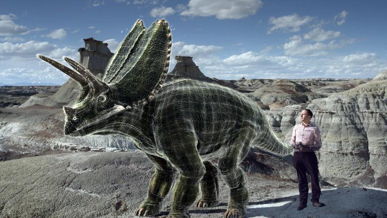 "Terra X: Das Ende der Dinosaurier": Kombination aus Realbild einer Wüstenlandschaft, einem Mann mit rosa Hemd und einer grafischen Darstellung eines Dreihorn-Dinosauriers.