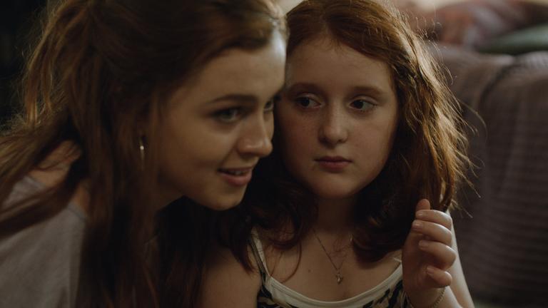 "Stella - Skinny Love": Katja (Amy Deasismont, l.) umarmt ihre Schwester Stella (Rebecka Josephson, r.), die sie kritisch ansieht.
