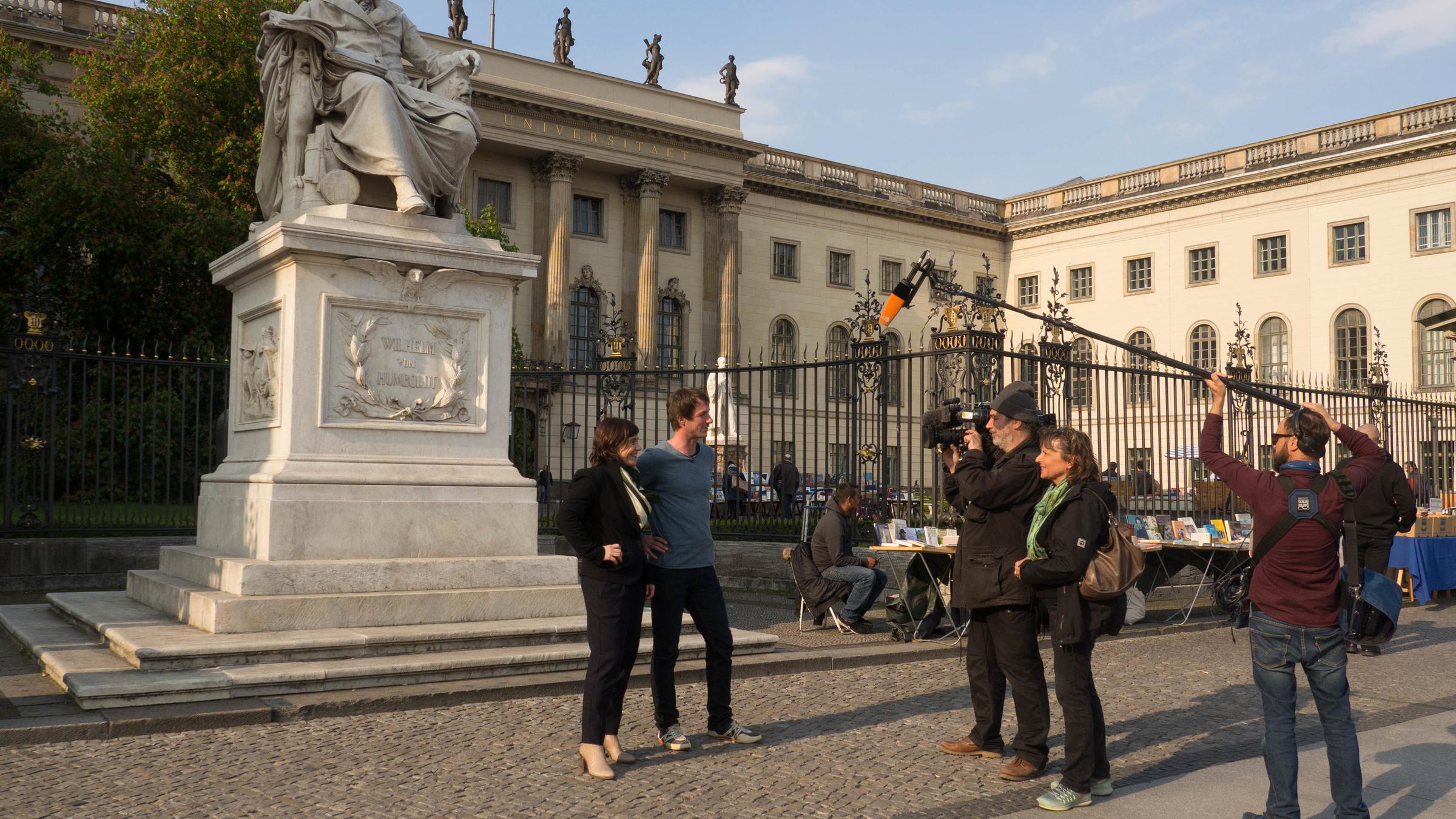 "Die Brüder Humboldt und ihr Forum": Dreharbeiten mit Bénédicte Savoy und David Blankenstein vor der Berliner Humboldt-Universität