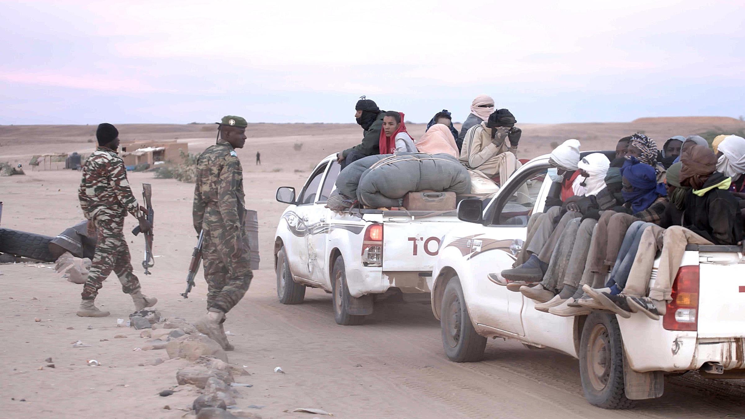 "Türsteher Europas": Zwei bewaffnete Gendarmen überprüfen zwei mit Menschen vollbesetzte Autos, die durch den Niger fahren.