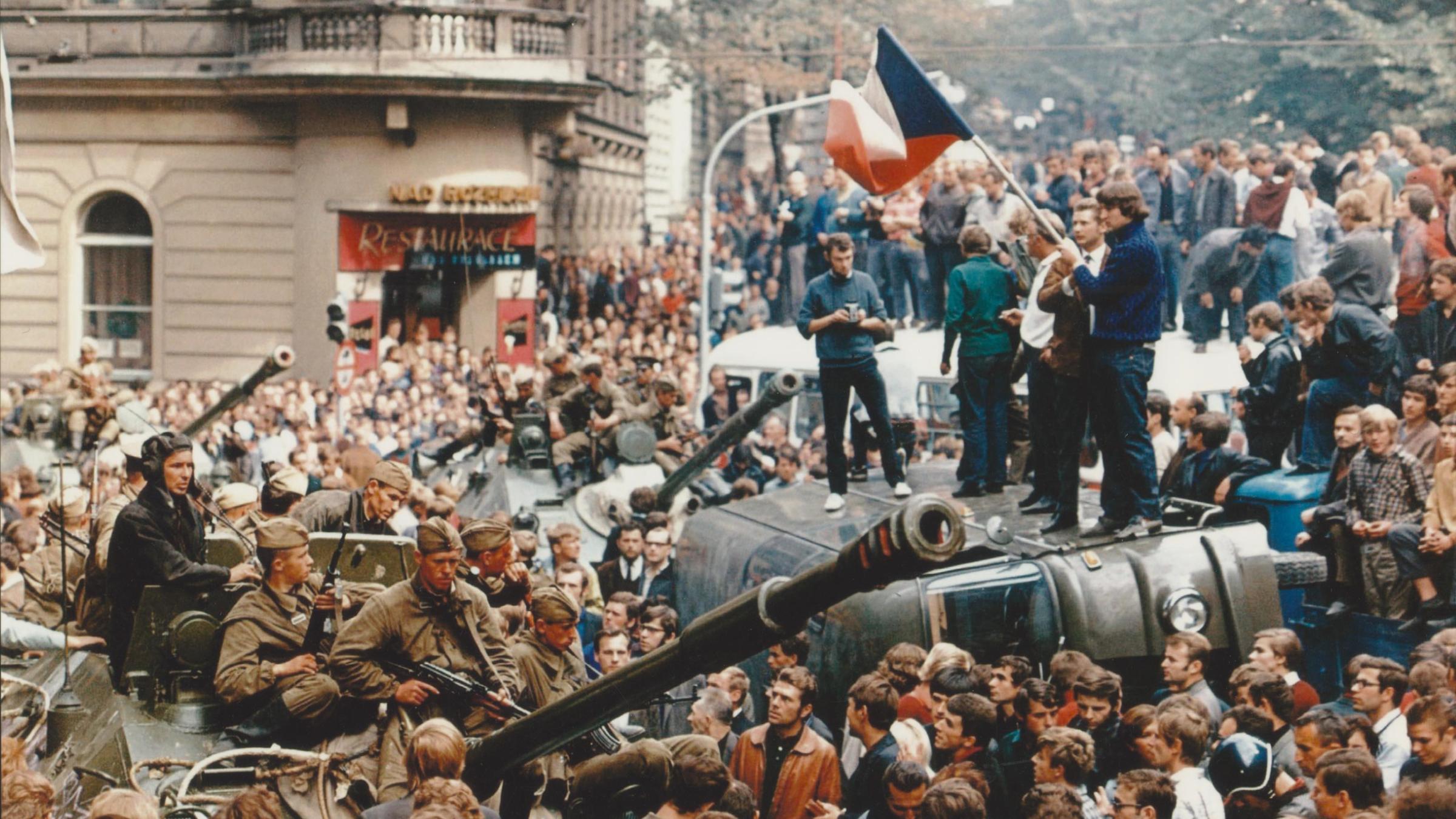 "Vom Traum zum Trauma - Der Prager Frühling und die Deutschen": Demonstranten und Sowjet-Truppen in Prag, 1968.