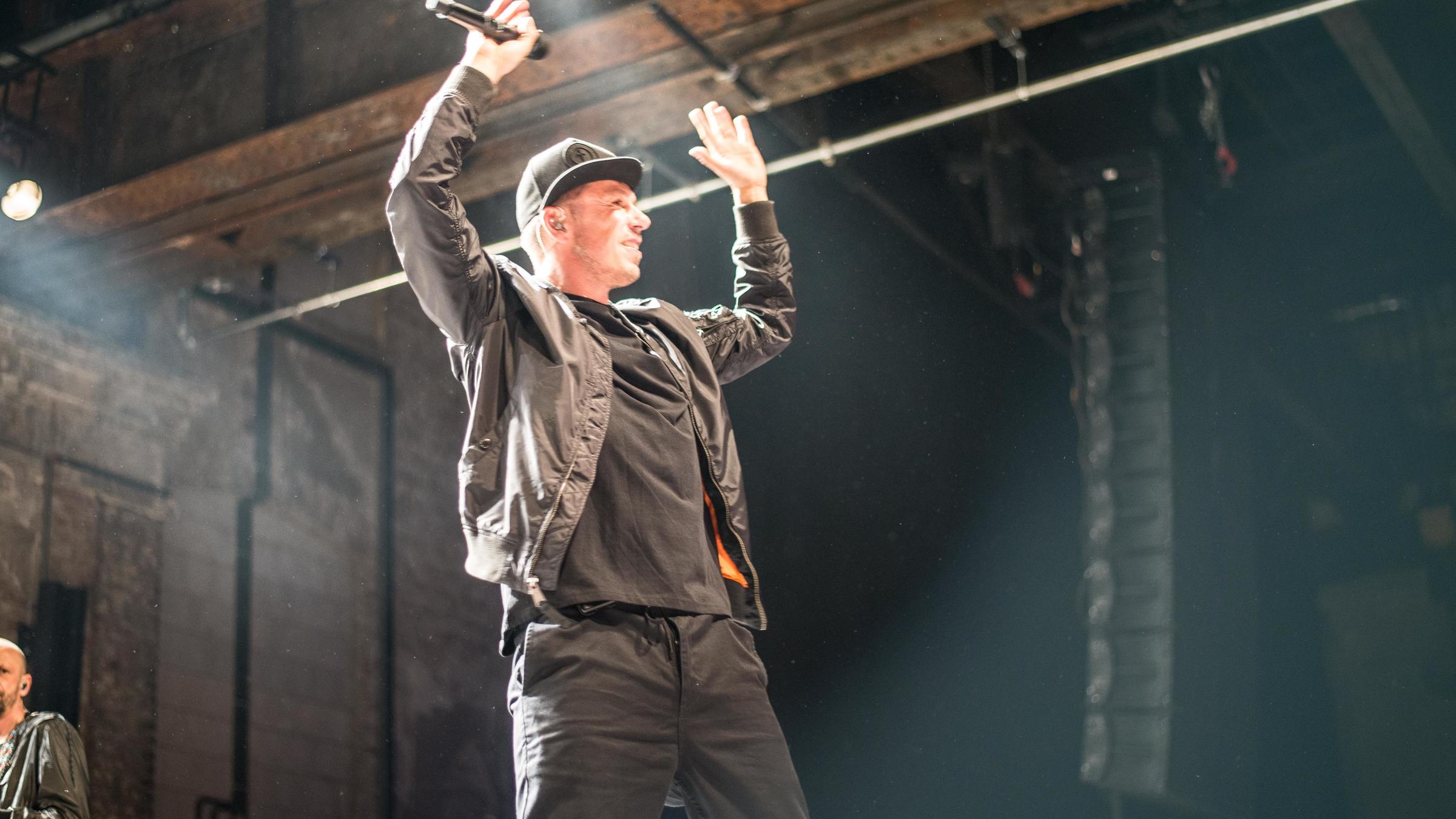 "Champions der Charts": Michi Beck steht bei einem Konzert mit erhobenen Armen auf der Bühne.