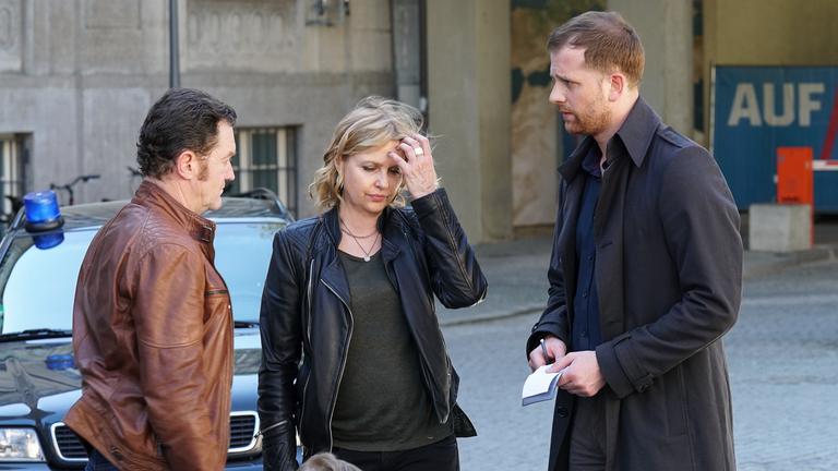 "Die Chefin – Glück": Paul Böhmer (Jürgen Tonkel), Vera Lanz (Katharina Böhm), und der neue Kollge Maximilian Murnau (Christoph Schechinger) im Gespräch auf der Straße.