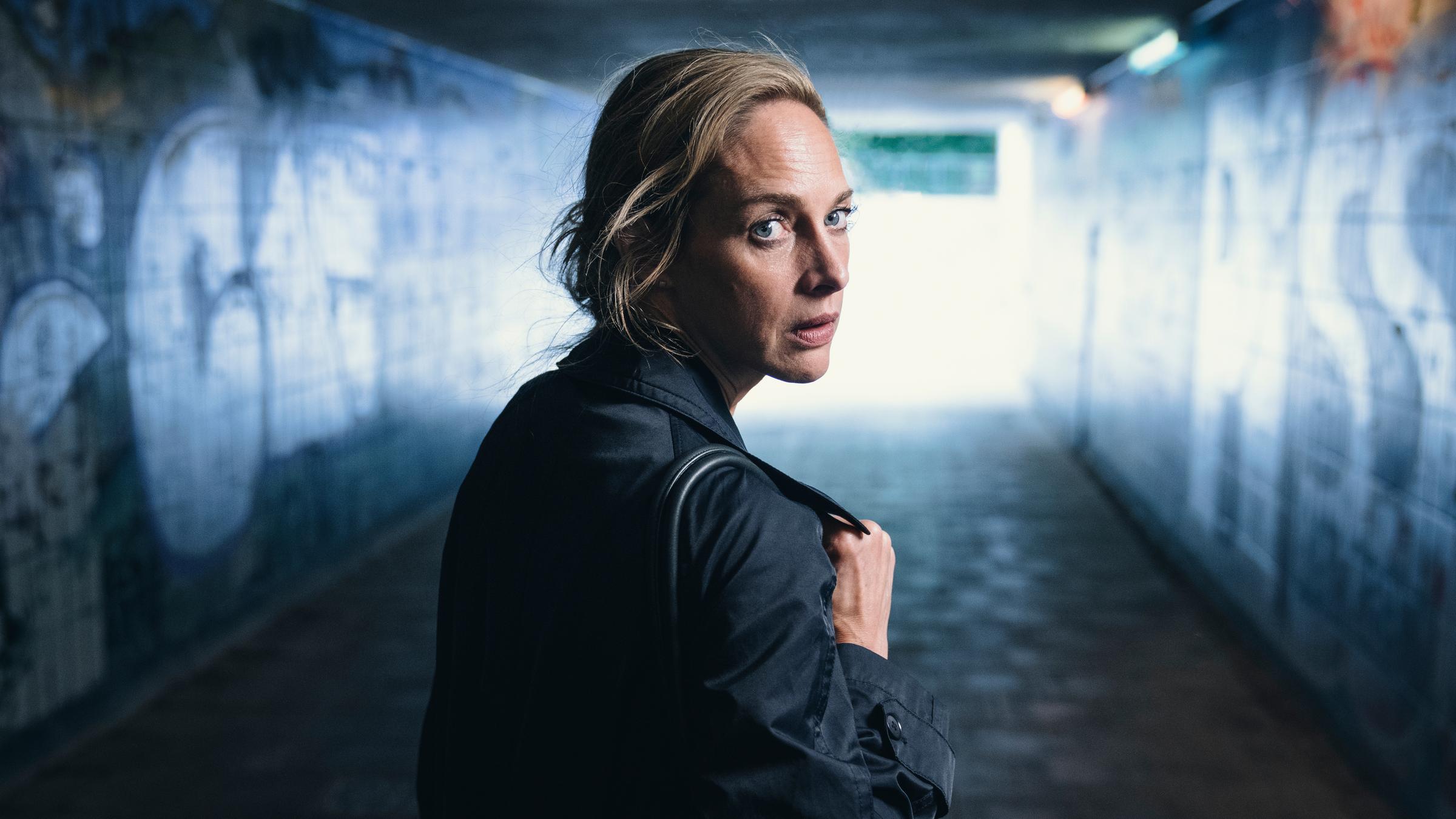 "Du bist nicht allein": Eva Kormann (Sophie von Kessel) läuft durch eine Unterführung. Sie dreht sich mit ängstlichem Blick nach hinten.
