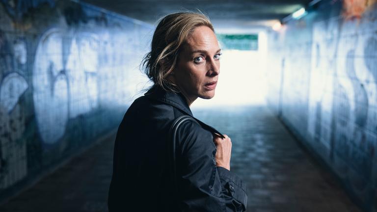 "Du bist nicht allein": Eva Kormann (Sophie von Kessel) läuft durch eine Unterführung. Sie dreht sich mit ängstlichem Blick nach hinten.