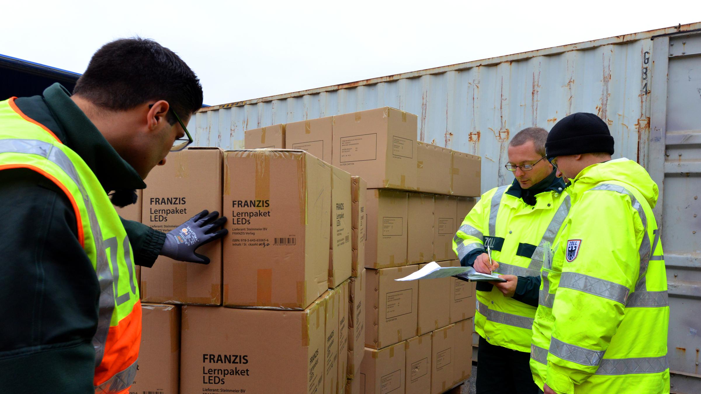 "Deutschland, Deine Ämter - Die Fahnder vom Zoll": Zwei Zollbeamte überprüfen eine Containerladung.