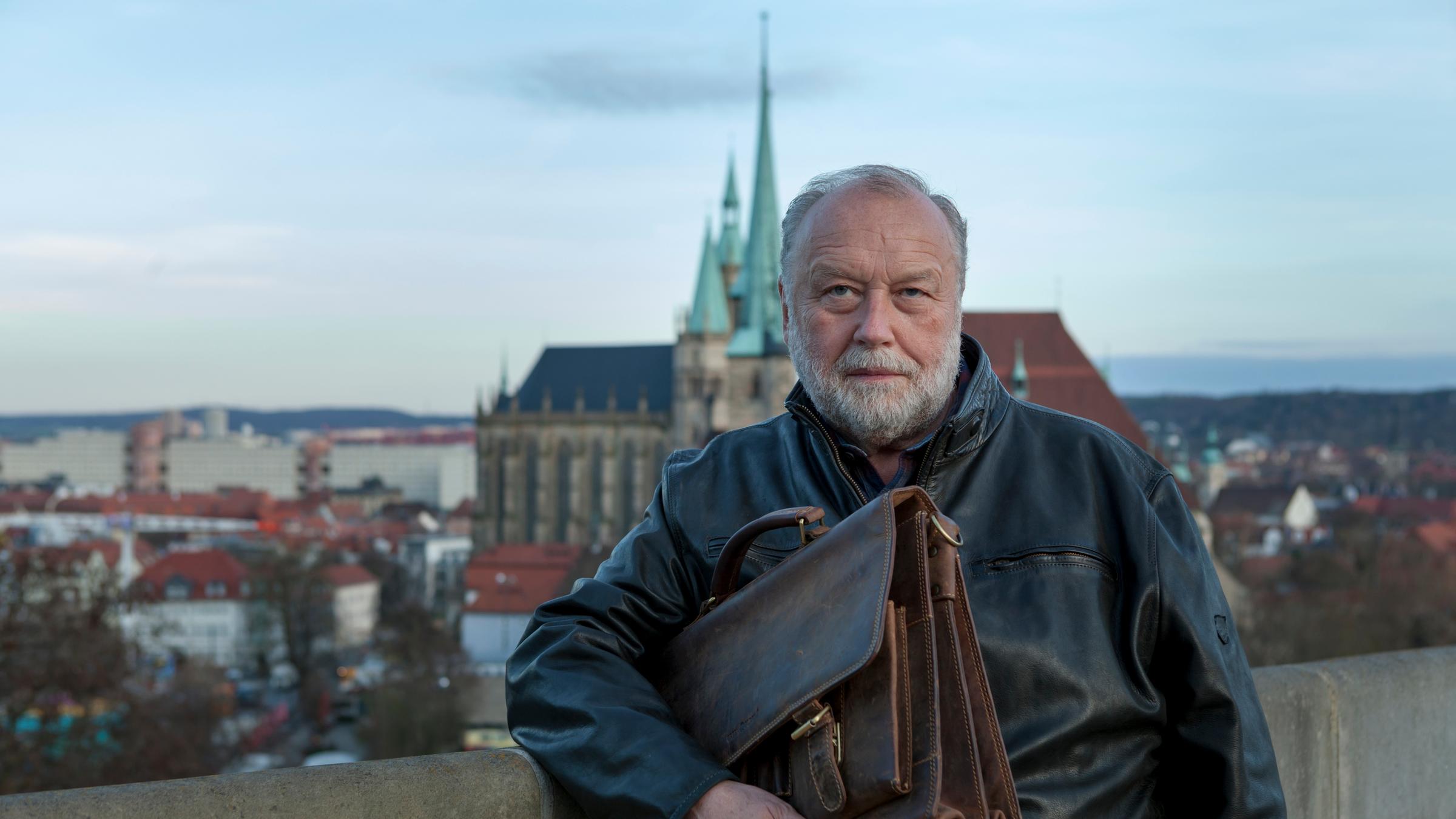 "Der namenlose Tag": Jakob Franck (Thomas Thieme) steht nachdenklich an eine Mauer gelehnt vor der Erfurter Skyline.