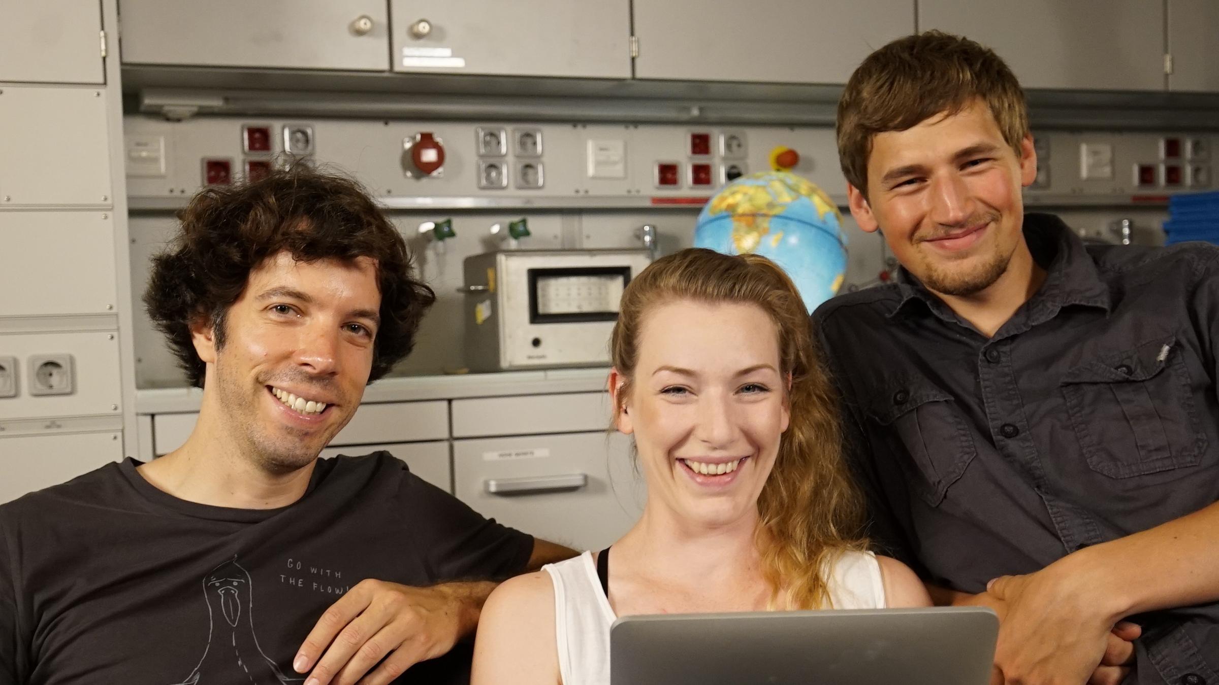 "Die Science-Checker - Flüssige Phänomene": das "Science-Checker"-Team: Achim, Jana und Leon.