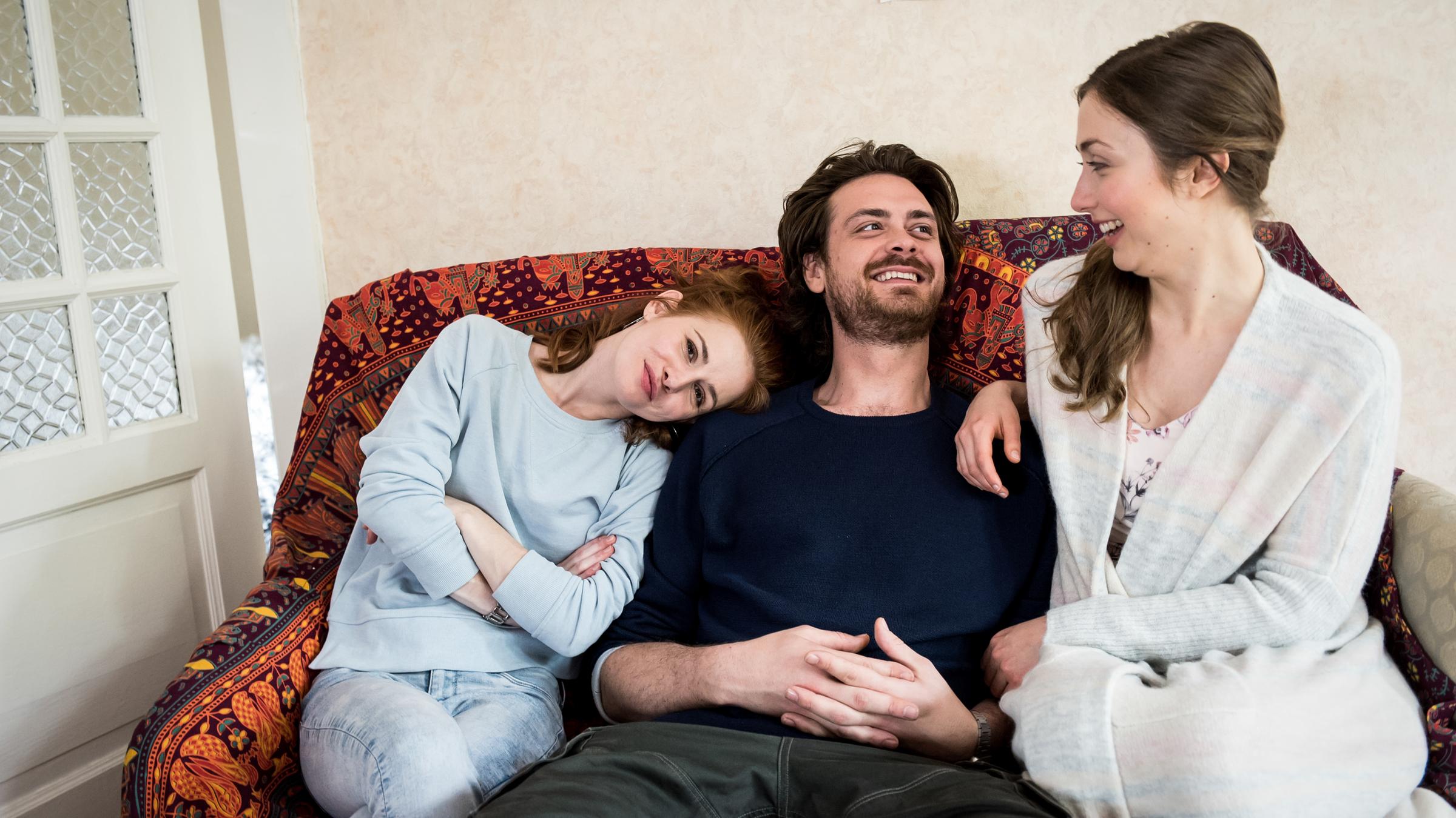"Nix Festes": Die Freunde Wiebke (Josefine Preuß), Jonas (Sebastian Fräsdorf) und Jenny (Marie Rathscheck) gemeinsam auf einer Couch.