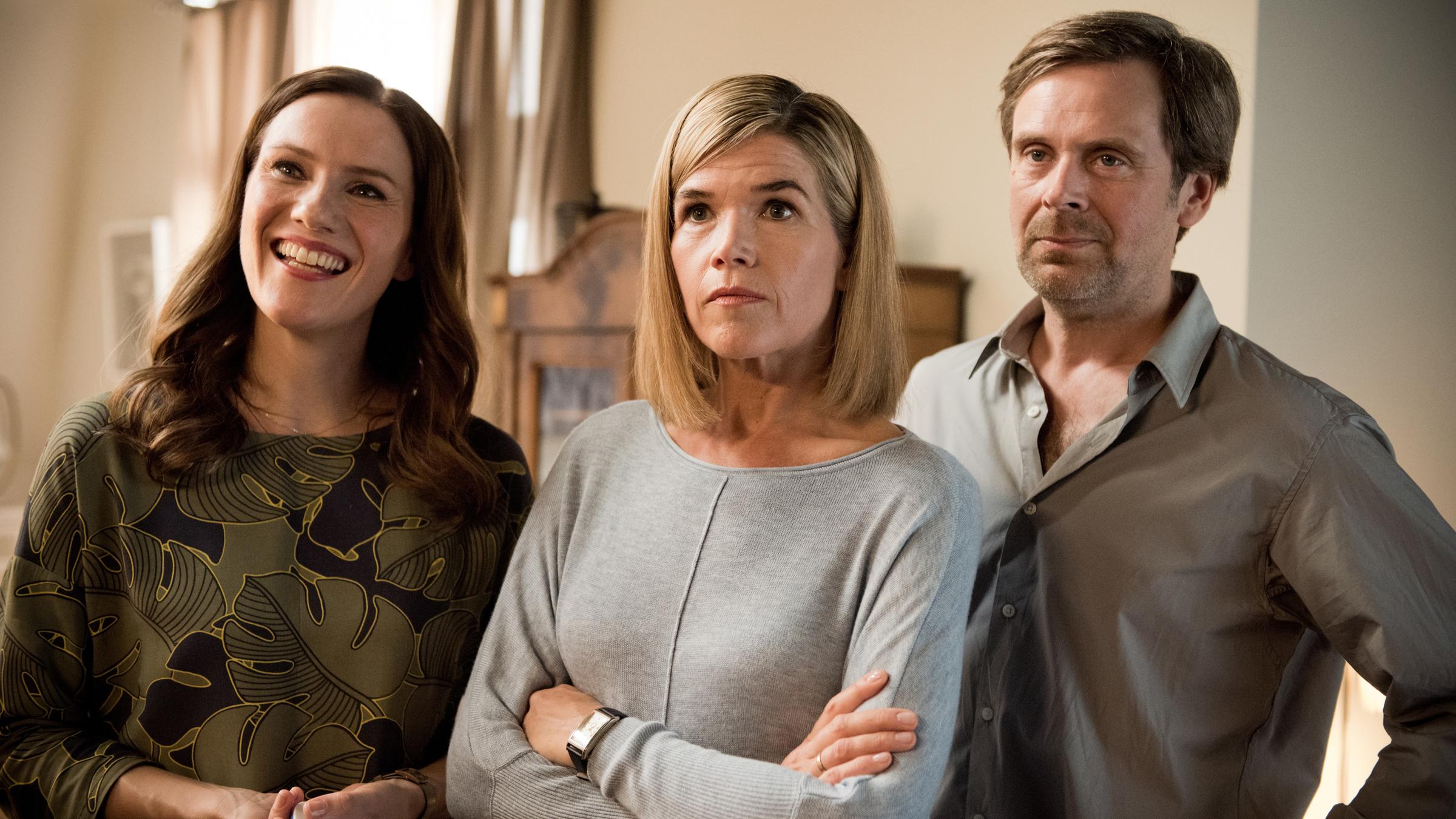 "Südstadt": Saskia (Bettina Lamprecht), Anne (Anke Engelke) und Martin (Matthias Matschke) stehen nebeneinander und schauen an der Kamera vorbei.