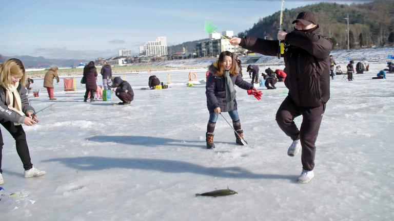 "Härter, reicher, besser, Südkorea!": Jugendliche beim Eisfischen im südkoreanischen Olympiaort Pyeongchang.