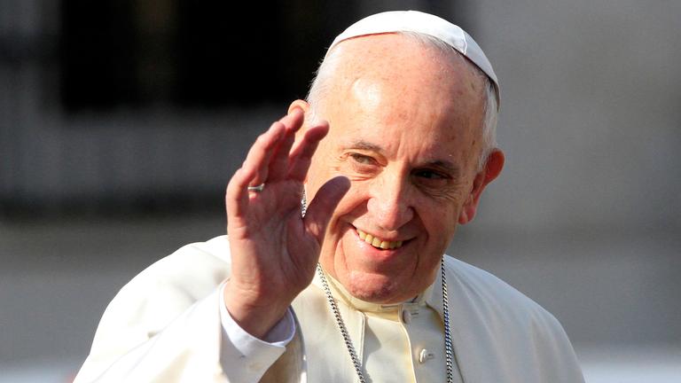 "Mensch Franziskus! Der unberechenbare Papst": Papst Franziskus in Großaufnahme. Er lächelt und winkt.