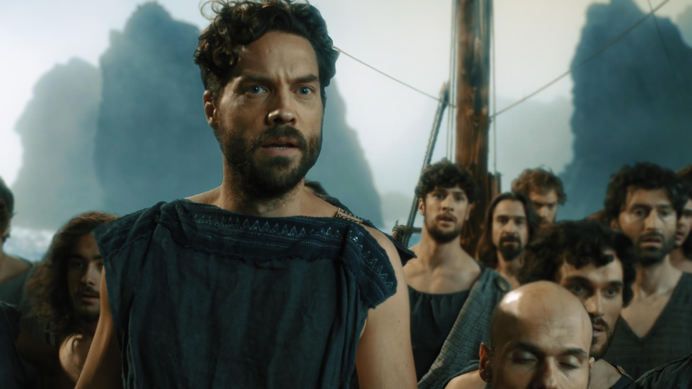 "Terra X - Superhelden: Odysseus": Odysseus steht auf einem Schiff und schaut nach vorne. Hinter ihm steht seine Mannschaft. Alle schauen entsetzt nach vorne.